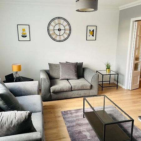 Wolverhampton Large 3 Bedrooms 5 Bed House Perfect For Short & Long Stays Contractors Business Nhs Insurance 1 Bathroom And Separate Wc Private Garden Driveway For 2 Large Vehicles Close To City Centre M6 M54 And Walsall Willenhall Cannock Property Buitenkant foto
