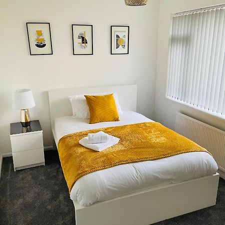 Wolverhampton Large 3 Bedrooms 5 Bed House Perfect For Short & Long Stays Contractors Business Nhs Insurance 1 Bathroom And Separate Wc Private Garden Driveway For 2 Large Vehicles Close To City Centre M6 M54 And Walsall Willenhall Cannock Property Buitenkant foto