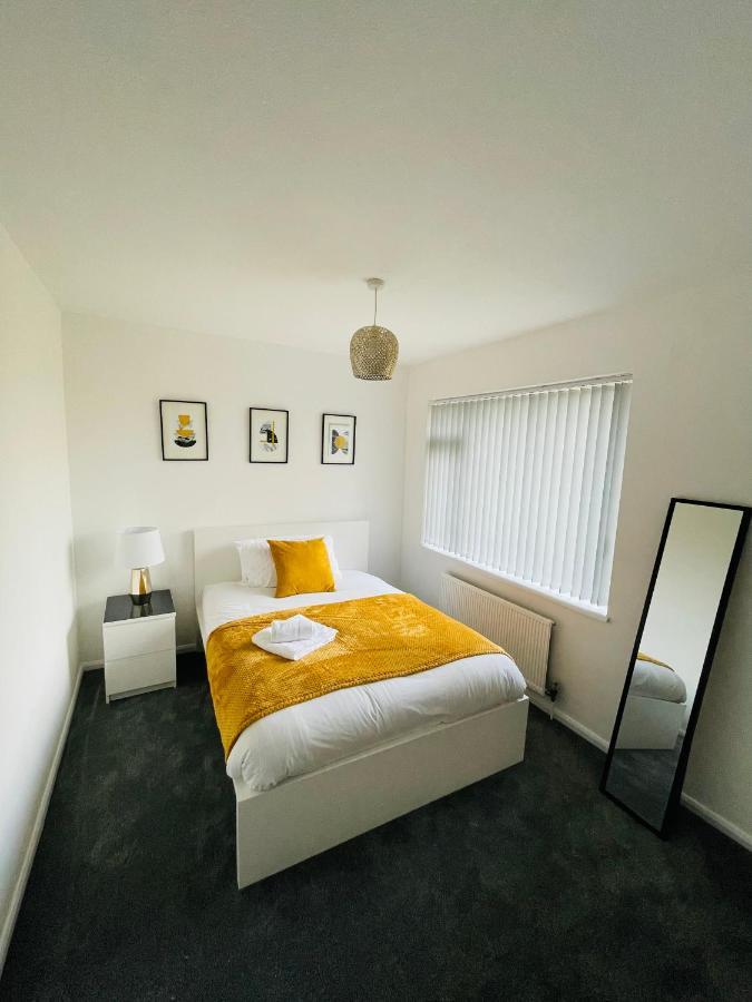 Wolverhampton Large 3 Bedrooms 5 Bed House Perfect For Short & Long Stays Contractors Business Nhs Insurance 1 Bathroom And Separate Wc Private Garden Driveway For 2 Large Vehicles Close To City Centre M6 M54 And Walsall Willenhall Cannock Property Buitenkant foto