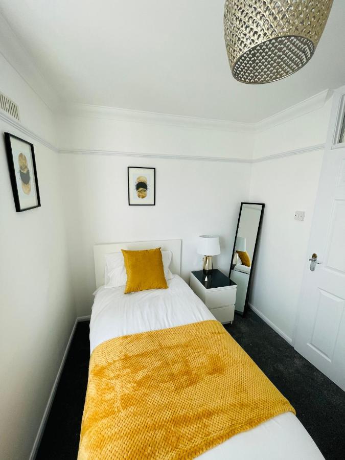 Wolverhampton Large 3 Bedrooms 5 Bed House Perfect For Short & Long Stays Contractors Business Nhs Insurance 1 Bathroom And Separate Wc Private Garden Driveway For 2 Large Vehicles Close To City Centre M6 M54 And Walsall Willenhall Cannock Property Buitenkant foto
