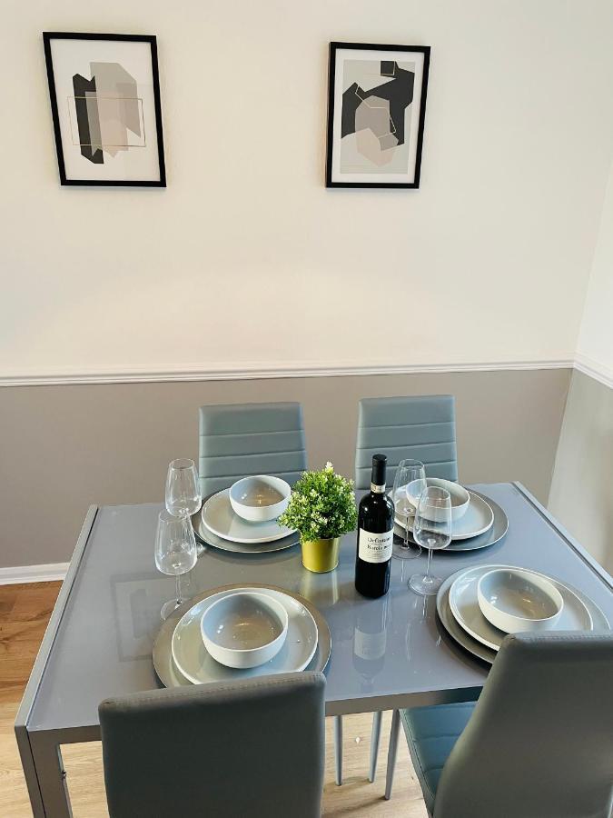 Wolverhampton Large 3 Bedrooms 5 Bed House Perfect For Short & Long Stays Contractors Business Nhs Insurance 1 Bathroom And Separate Wc Private Garden Driveway For 2 Large Vehicles Close To City Centre M6 M54 And Walsall Willenhall Cannock Property Buitenkant foto