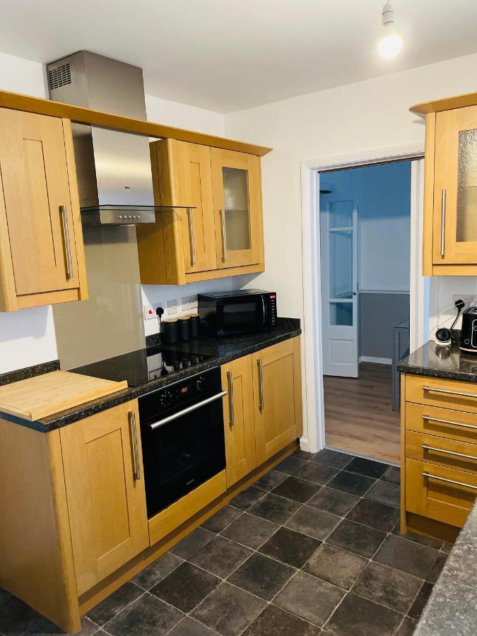 Wolverhampton Large 3 Bedrooms 5 Bed House Perfect For Short & Long Stays Contractors Business Nhs Insurance 1 Bathroom And Separate Wc Private Garden Driveway For 2 Large Vehicles Close To City Centre M6 M54 And Walsall Willenhall Cannock Property Buitenkant foto