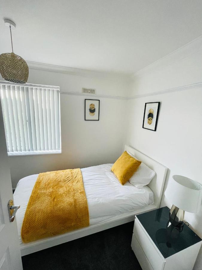 Wolverhampton Large 3 Bedrooms 5 Bed House Perfect For Short & Long Stays Contractors Business Nhs Insurance 1 Bathroom And Separate Wc Private Garden Driveway For 2 Large Vehicles Close To City Centre M6 M54 And Walsall Willenhall Cannock Property Buitenkant foto