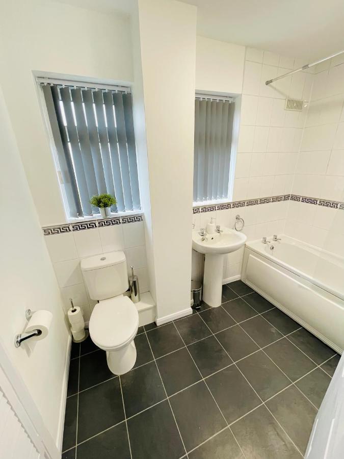 Wolverhampton Large 3 Bedrooms 5 Bed House Perfect For Short & Long Stays Contractors Business Nhs Insurance 1 Bathroom And Separate Wc Private Garden Driveway For 2 Large Vehicles Close To City Centre M6 M54 And Walsall Willenhall Cannock Property Buitenkant foto