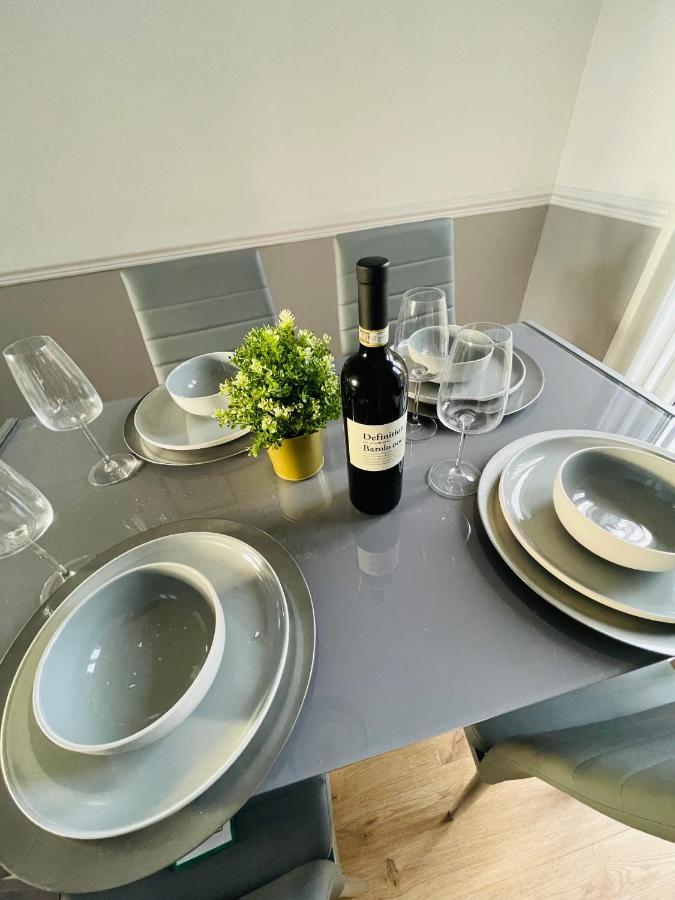 Wolverhampton Large 3 Bedrooms 5 Bed House Perfect For Short & Long Stays Contractors Business Nhs Insurance 1 Bathroom And Separate Wc Private Garden Driveway For 2 Large Vehicles Close To City Centre M6 M54 And Walsall Willenhall Cannock Property Buitenkant foto