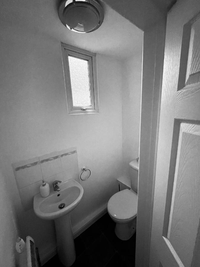 Wolverhampton Large 3 Bedrooms 5 Bed House Perfect For Short & Long Stays Contractors Business Nhs Insurance 1 Bathroom And Separate Wc Private Garden Driveway For 2 Large Vehicles Close To City Centre M6 M54 And Walsall Willenhall Cannock Property Buitenkant foto