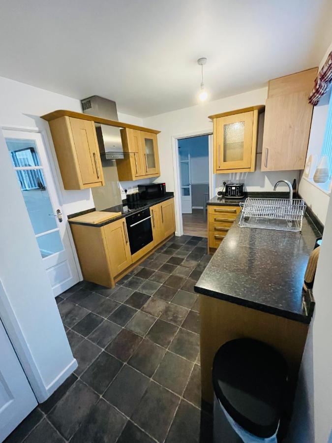 Wolverhampton Large 3 Bedrooms 5 Bed House Perfect For Short & Long Stays Contractors Business Nhs Insurance 1 Bathroom And Separate Wc Private Garden Driveway For 2 Large Vehicles Close To City Centre M6 M54 And Walsall Willenhall Cannock Property Buitenkant foto