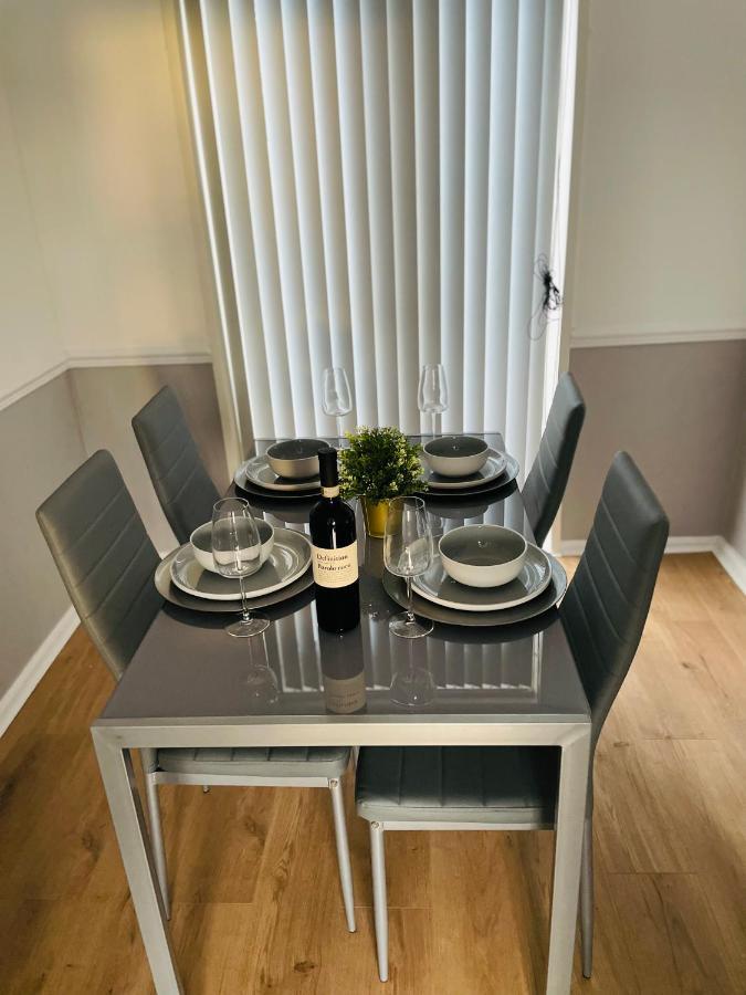 Wolverhampton Large 3 Bedrooms 5 Bed House Perfect For Short & Long Stays Contractors Business Nhs Insurance 1 Bathroom And Separate Wc Private Garden Driveway For 2 Large Vehicles Close To City Centre M6 M54 And Walsall Willenhall Cannock Property Buitenkant foto
